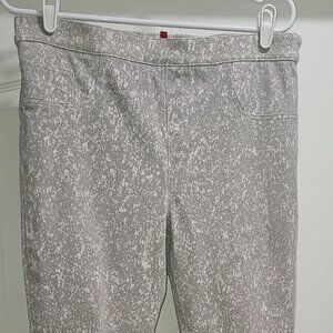 SPANX® SMALL ANKLE JEAN-ISH LEGGINGS WITH GRAY & CREAM MIX PATTERN - SIZE LARGE